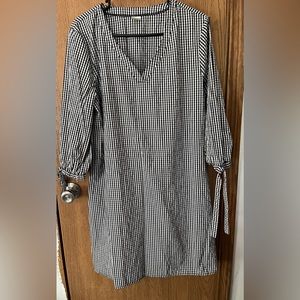 Black and white long sleeve dress